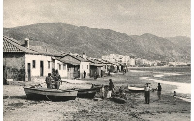 Historia de la Playa del Zapillo: origen y evolución